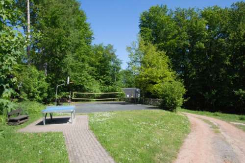 Hartplatz und Tischtennisplatte